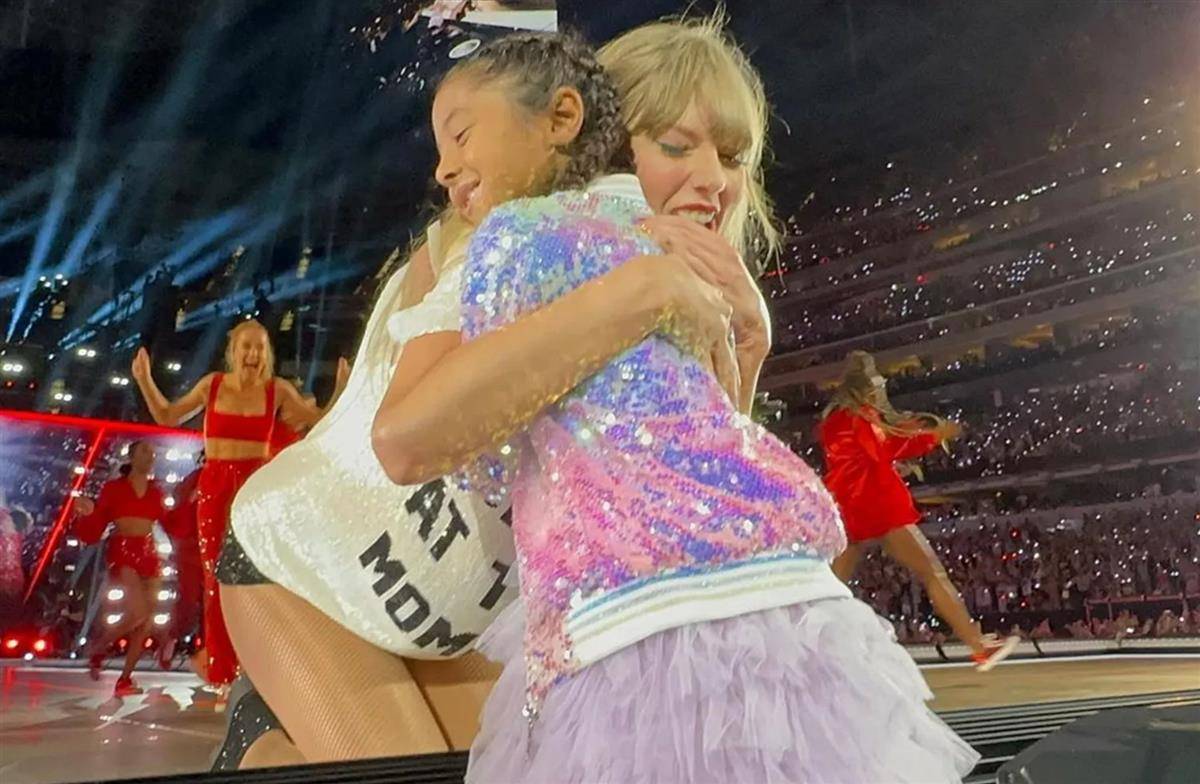 "霉霉"演唱会上深情拥抱科比三女儿,并将标志性帽子赠送给她_美国