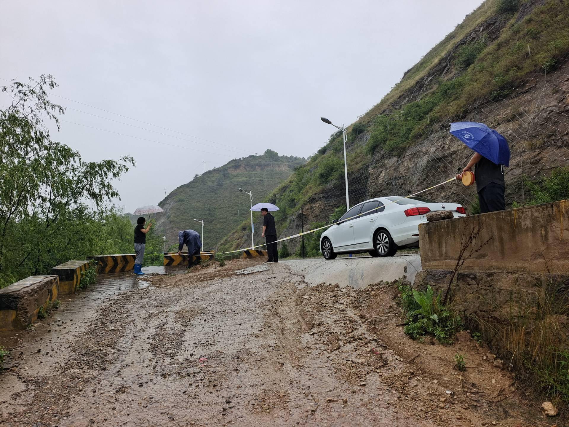 风雨中的坚守长庆桥镇全力以赴筑牢防汛安全网
