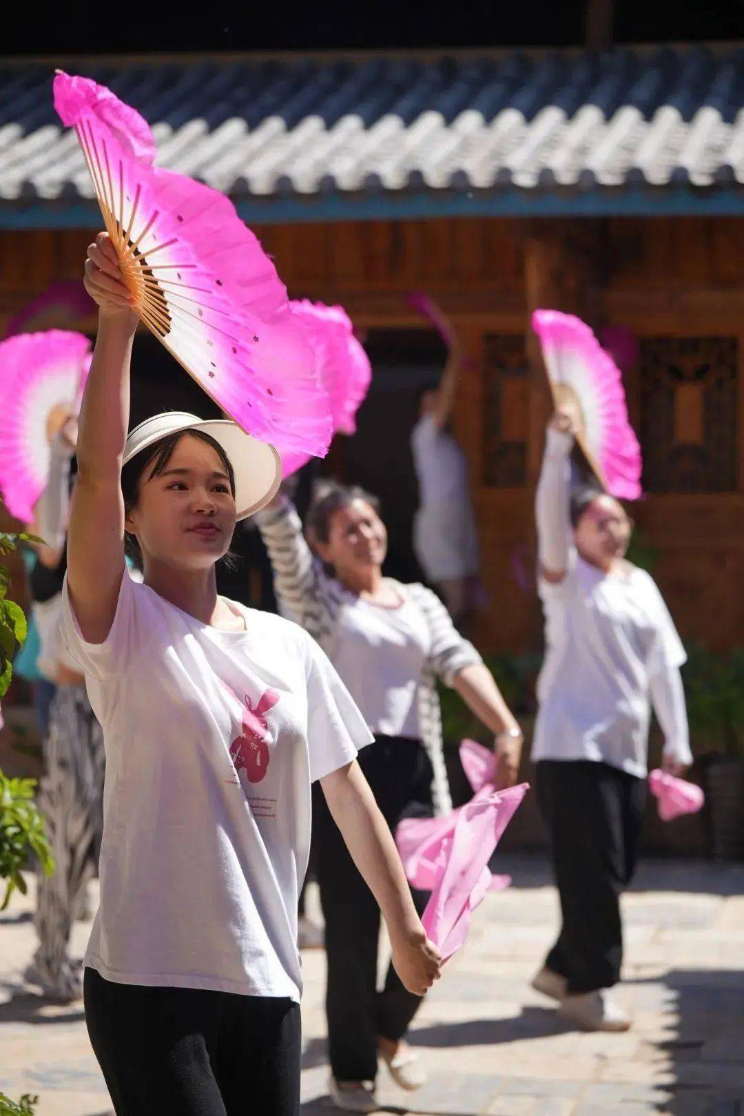 情景演出融入当地起,毛,纳,张四大家族传统文化及俚颇彝绣,彝族打跳等