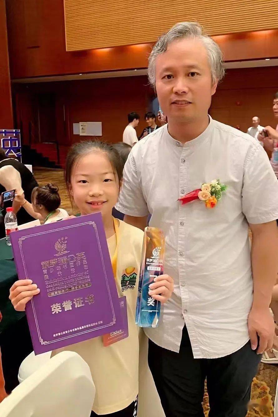 喜报祝贺我校小学部伍芷卉同学的美术作品荣获第11届筑梦蒲公英书画