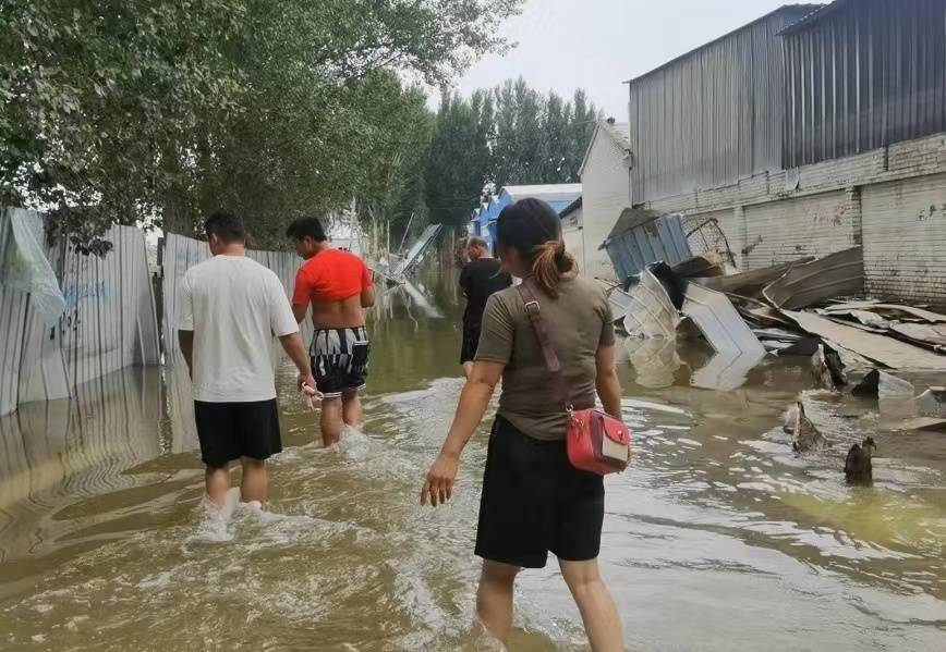 家没了以后,于传福和老乡们开着车,在涿州的大街小巷寻找可以落脚的