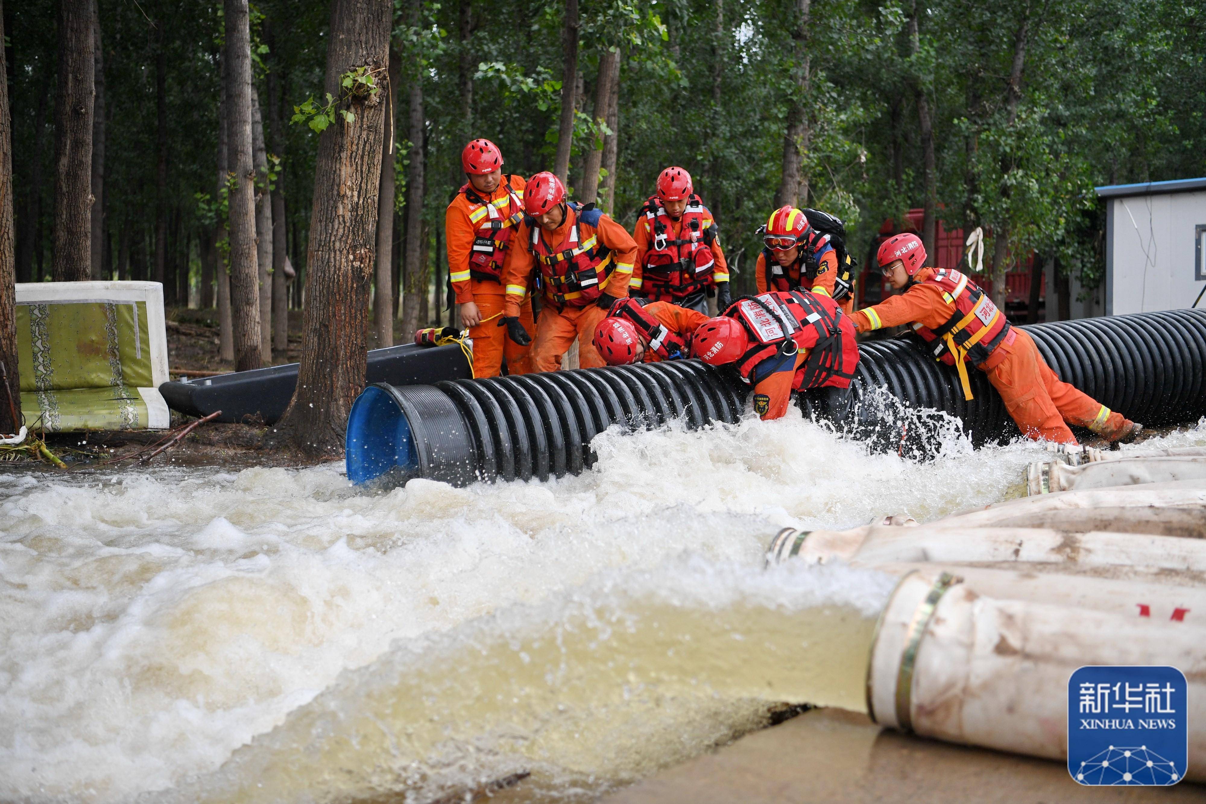 逐渐消退,当地居民,志愿者和消防救援人员在涿州市多个村庄开展清淤