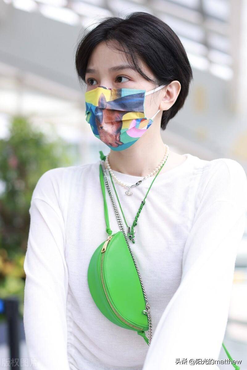 陈小纭现身北京机场,针织衫搭配牛仔裤青春靓丽