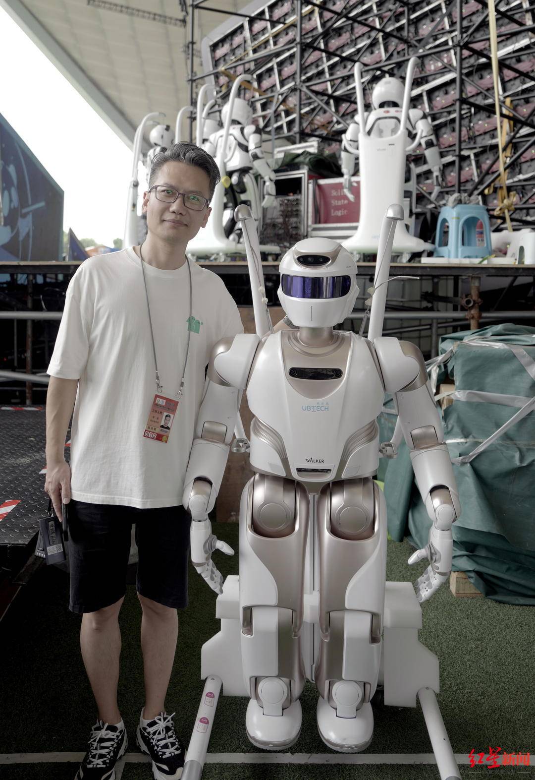 李超介绍要实现机器人骑着平衡车和舞蹈演员进行斗舞非常难因为