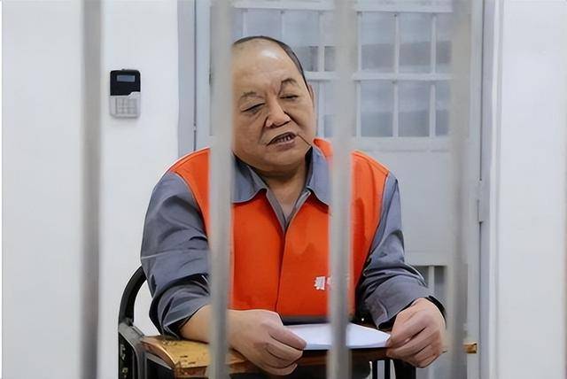 北京土皇帝村支书,当官8年侵吞6亿,村里修建豪华行宫_凤刚_村民_什么