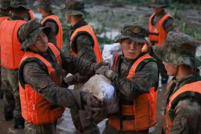 防汛救灾,荣誉部队展雄风 | "白老虎连"固守大堤保安全_北陆_堤坝