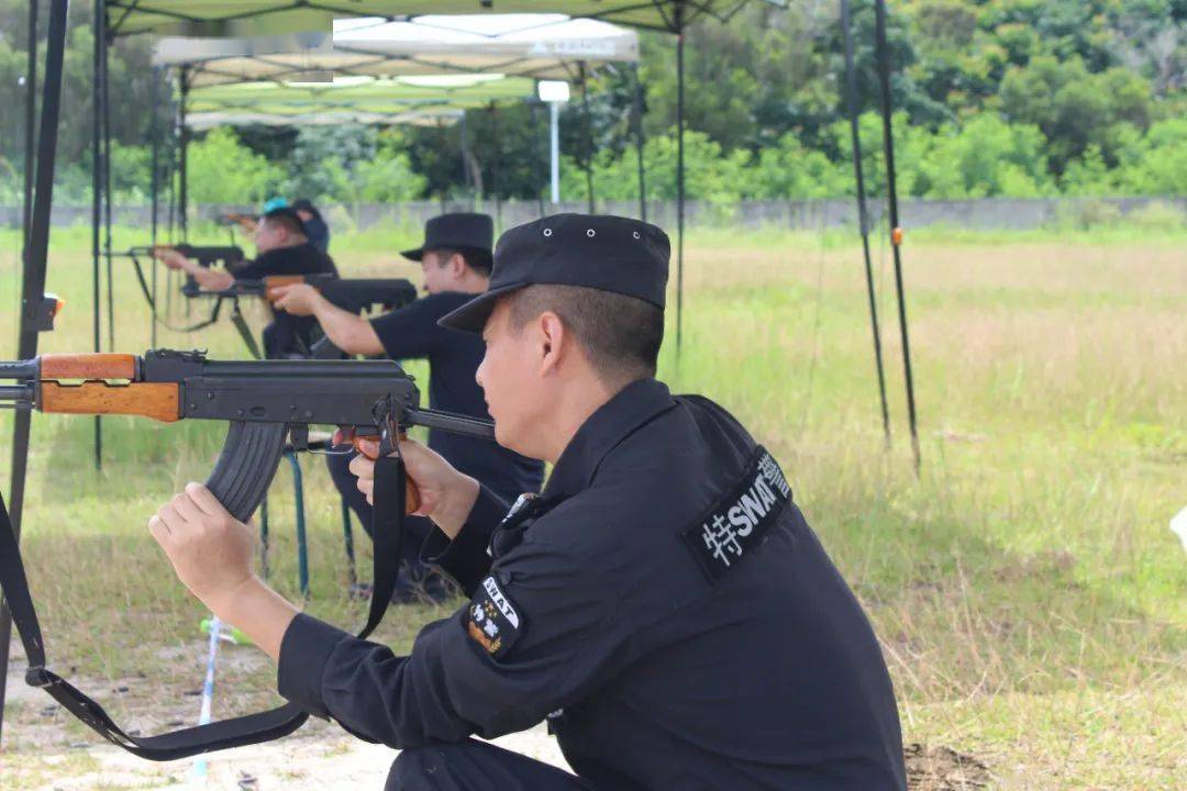 巡特警反恐大队每天安排武装巡逻组,严格落实"1,3,5分钟"快速反应圈