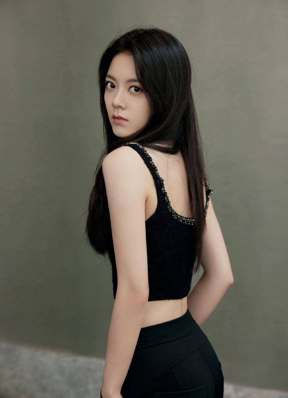 赵今麦黑色露脐装,搭配西裤,堪称时尚御女!_网友_作为一个_身材