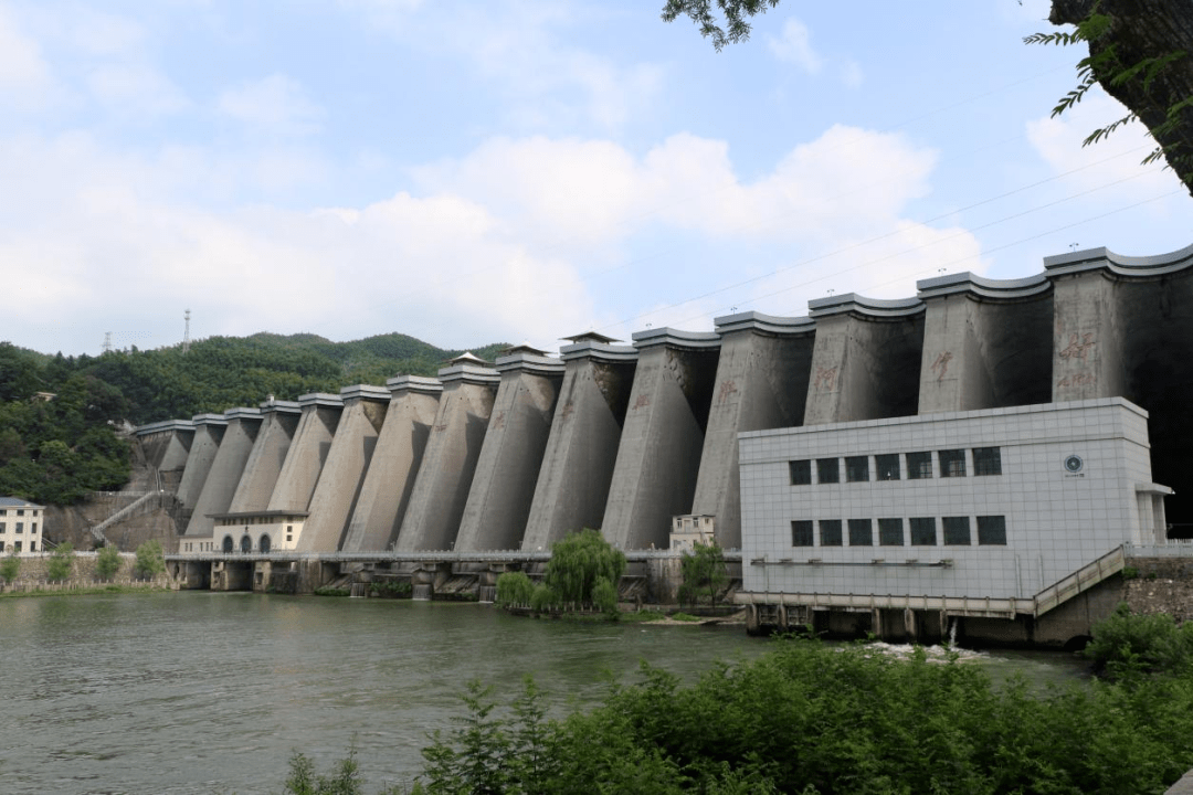 在淠史杭灌区水源地,被誉为"新中国第一坝"的佛子岭大坝坝体上,"一定