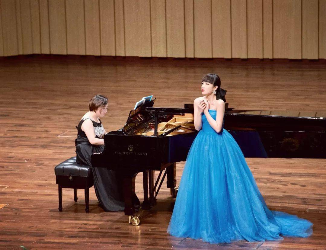 湖南的女高音李桑盈演唱了格林卡的《她》与阿里亚比耶夫的《夜莺》