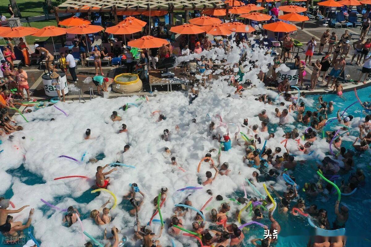 炎炎夏日,土耳其酒店举行泳池泡泡派对清凉一"夏"