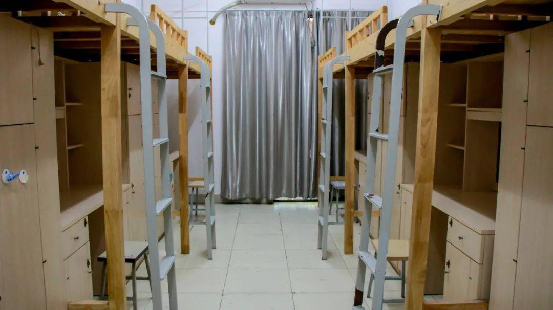 福州工商学院福州工商学院学生宿舍配有独立卫生间,配备空调,热水器