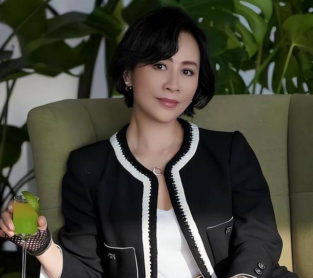 刘嘉玲彻底崩溃!当年被绑真相遭曝光,结婚17年无子真相大白!