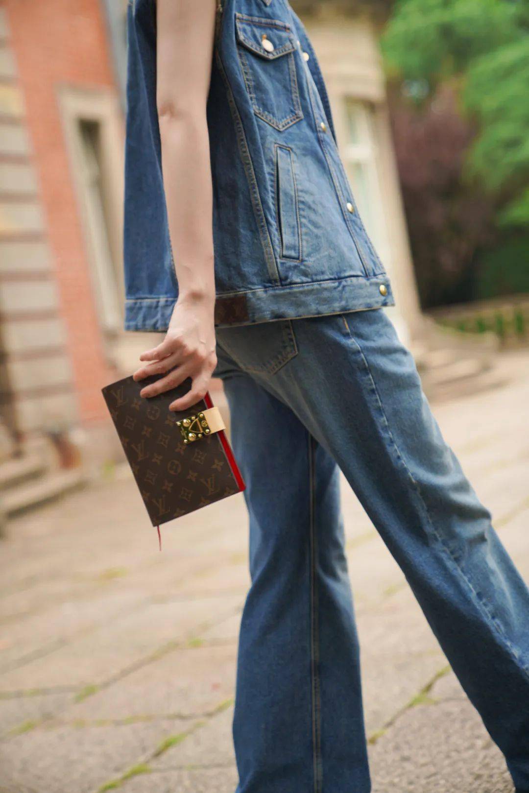 如果你想给收礼人一个惊喜,lv还贴心准备了8915礼物提袋包装