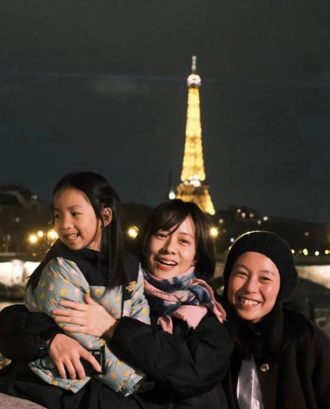 和小女儿,好友在巴黎合影除了当演员,陶艺师,林嘉欣还是专业的策展人