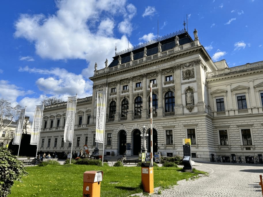 格拉茨大学主楼获得奥地利格拉茨大学的"自由访问学者"资格是一个意外