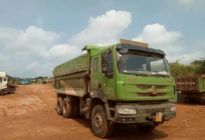 车速快,发生一起渣土车侧翻砸中小车_车辆_重庆_盘龙