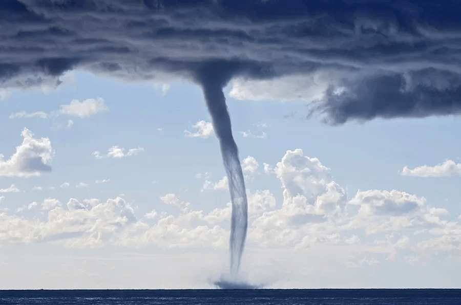 水龙卷的直径一般比陆龙卷略小 但危险程度不亚于龙卷风 其强度较大，维持时间较长