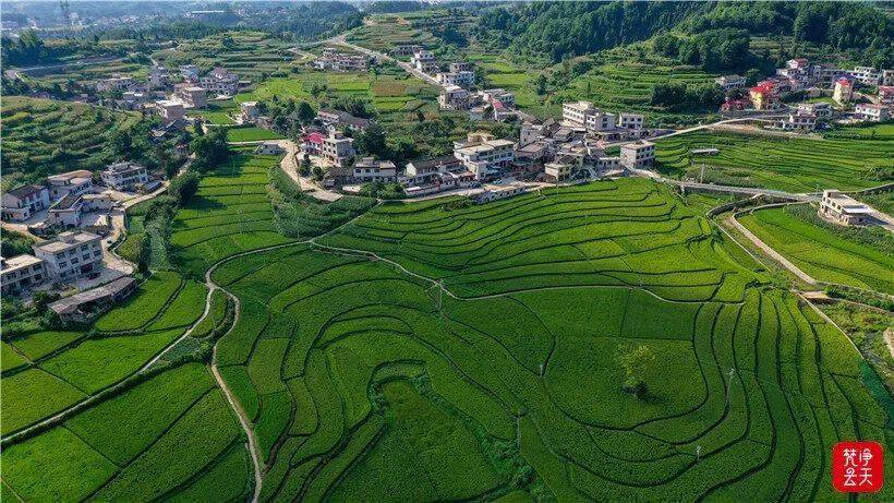 近日,玉屏侗族自治县亚鱼乡郭家湾村,山峦,水库,田园,道路与错落有致