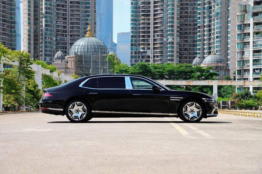 但面对加长的迈巴赫s级和a8l霍希这种再往上一个档次的车型,g90就有点