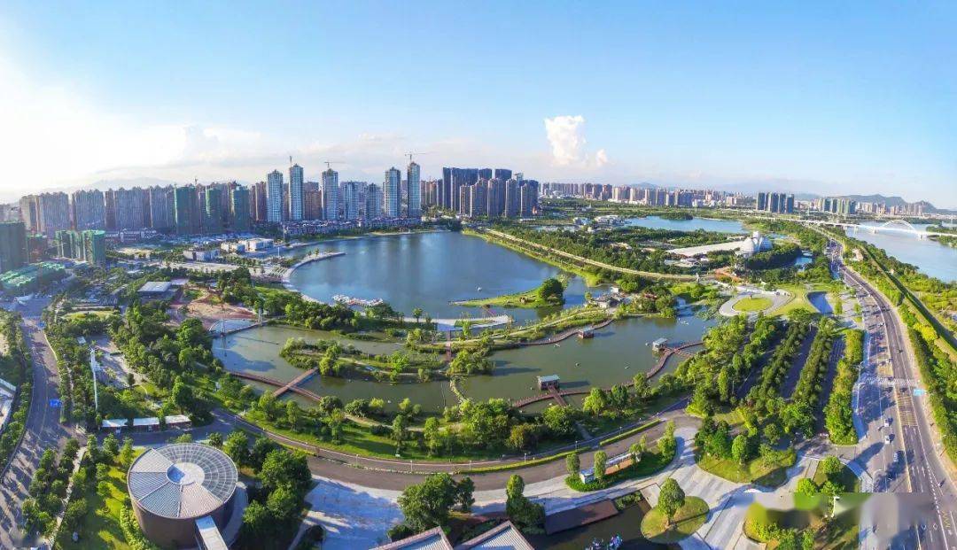 碧湖生态园,遵循生态优先,低碳环保和可持续发展的建设理念,有机结合"