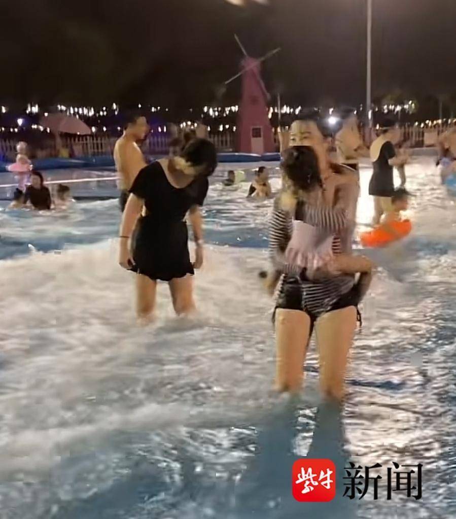 常熟一造浪池内多人险溺水安全问题引质疑，工作人员：有专业救生员，很安全！