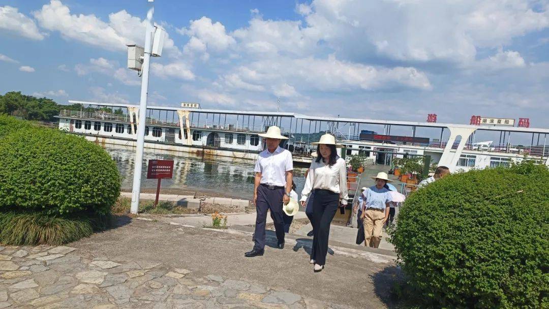 李佳副区长先后走访了长寿湖西岸景区,旅游码头,现场了解水位涨跌,游