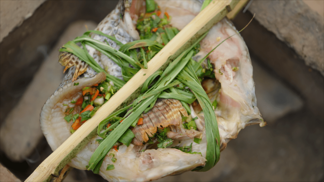 的水香菜汁水傣族桌上一道不可或缺的菜肴【剁生】便大功告成"水花放