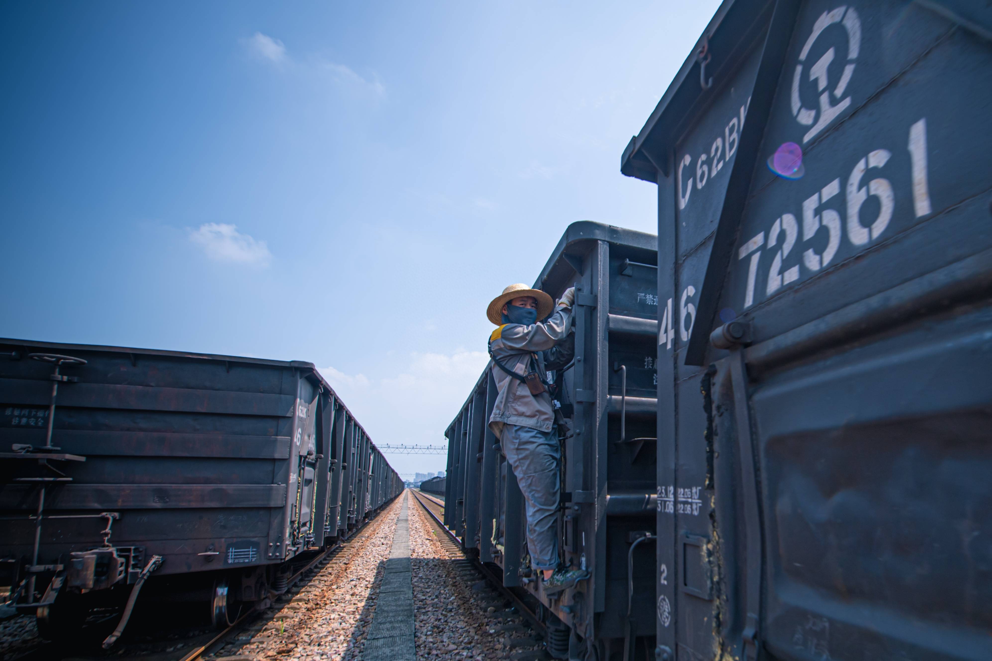 8月16日,铁路调车员在乔司编组站内进行调车作业.