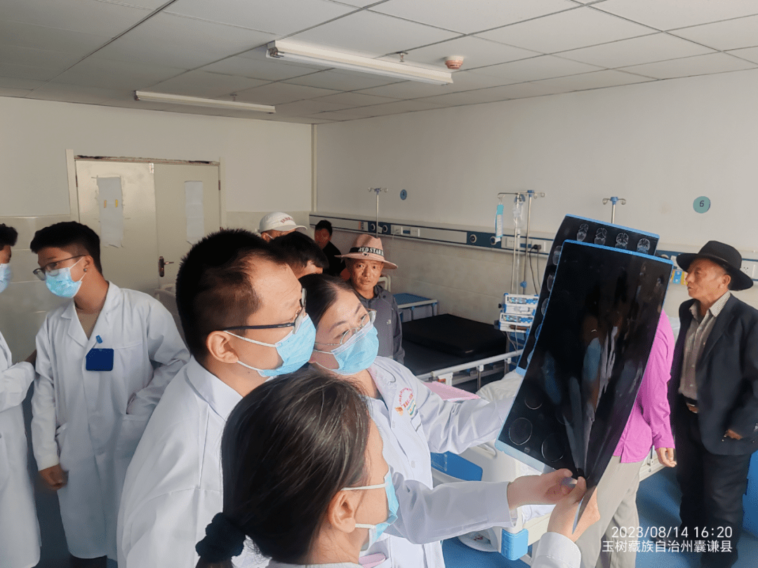 组团帮扶 | 深化组团式医疗帮扶服务内涵囊谦县人民医院第二期援青