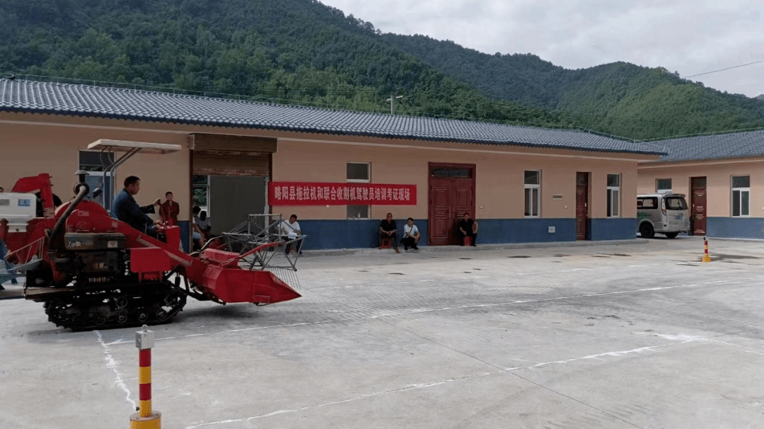 县农机中心举办第一期联合收割机驾驶员培训考试