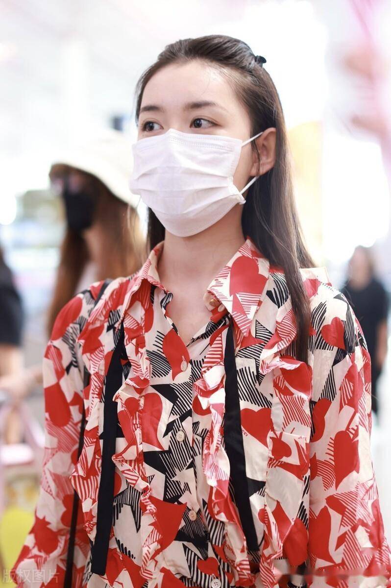 蒋依依现身北京机场,身着印花衬衫青春有活力