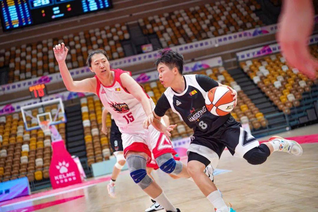 山西竹叶青酒赵志芳拿下20分,付金秋得16分;东莞新世纪沈怡得18分