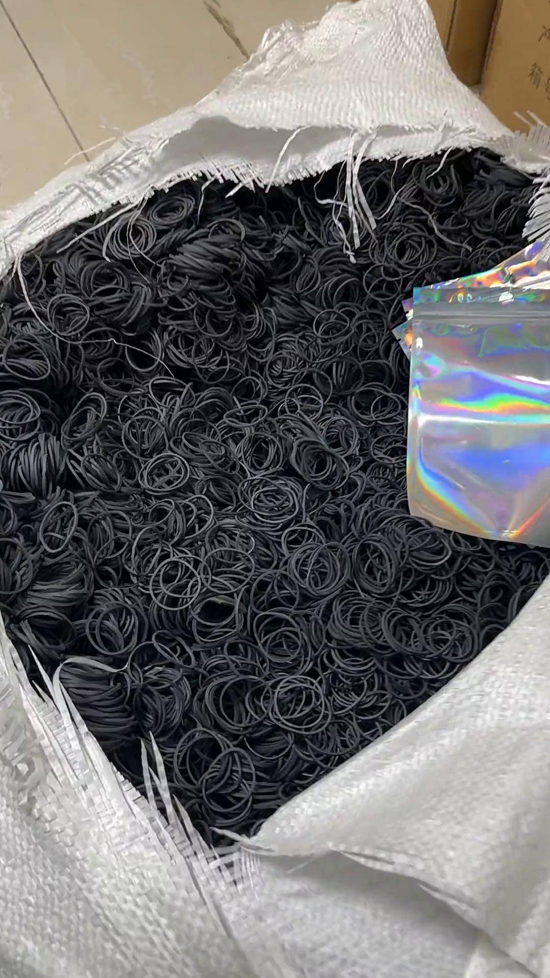 强拉不断黑色橡皮筋！婚礼化妆师一年不知道要买多少次！小包用起来很快！像这样一大包！可以用很久的！化妆师