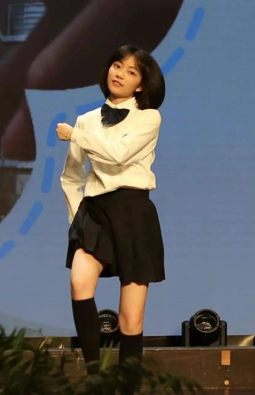 李沁瑶在毕业典礼上演出读万卷书,行万里路李沁瑶从小便热爱旅行透过