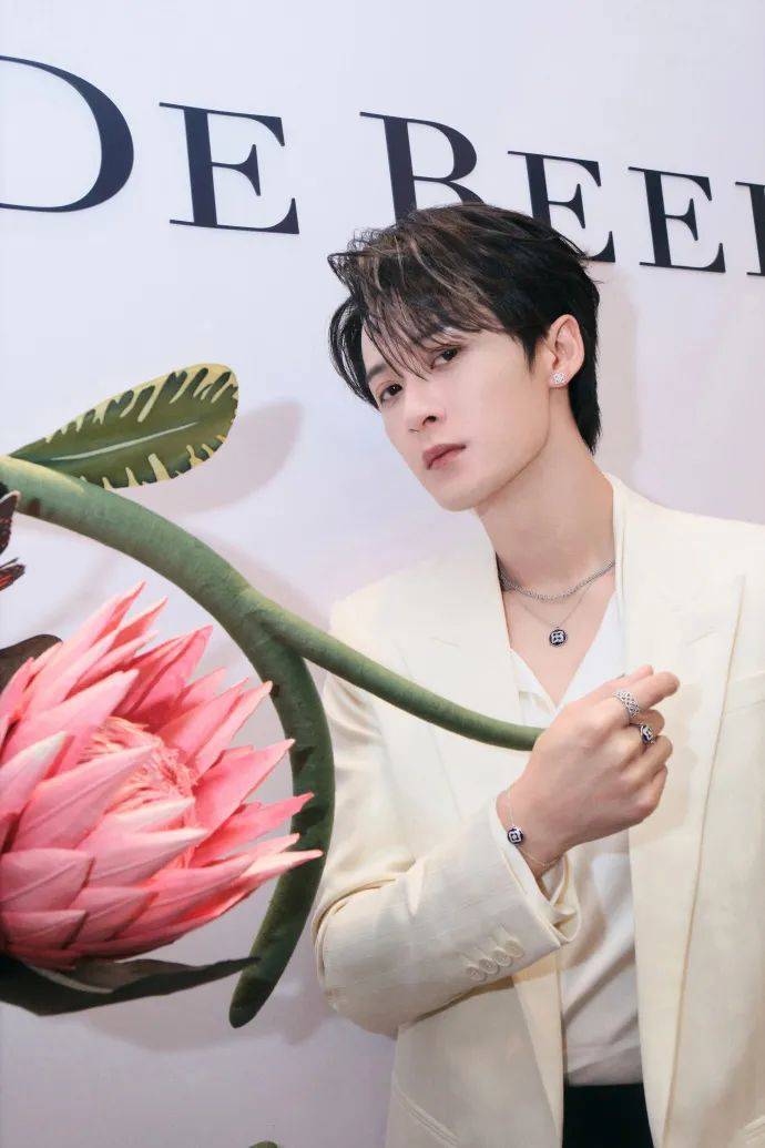 易烊千玺"陪"你过七夕,是什么体验?_系列_珠宝_经典