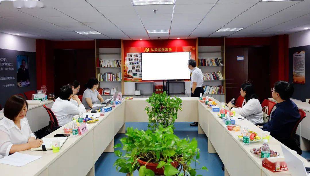 京丰制药董事长兼总经理万延环先生(右),新领先医