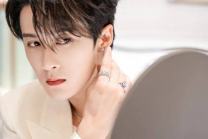 易烊千玺"陪"你过七夕,是什么体验?_系列_珠宝_经典