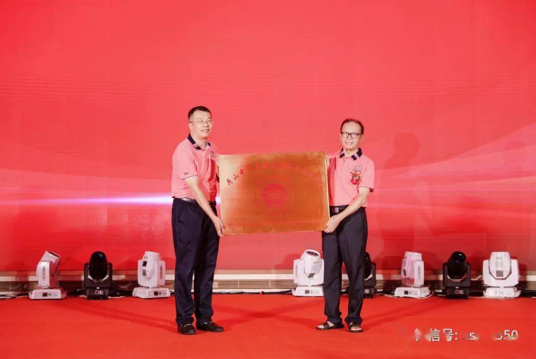 荷山中学大湾区的校友们不忘母校的培育之恩,始终秉承"慎毅"校训,在大