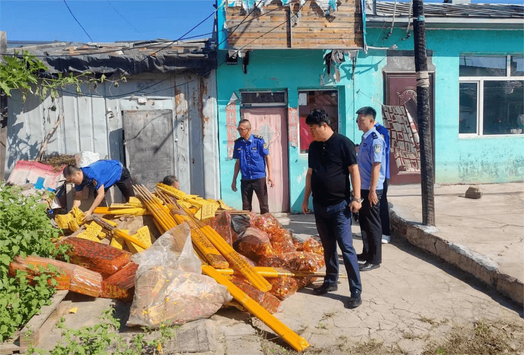 元宝910袋,纸质金砖1000袋,冥币5箱和半成品金锭纸8箱等违禁殡葬用品