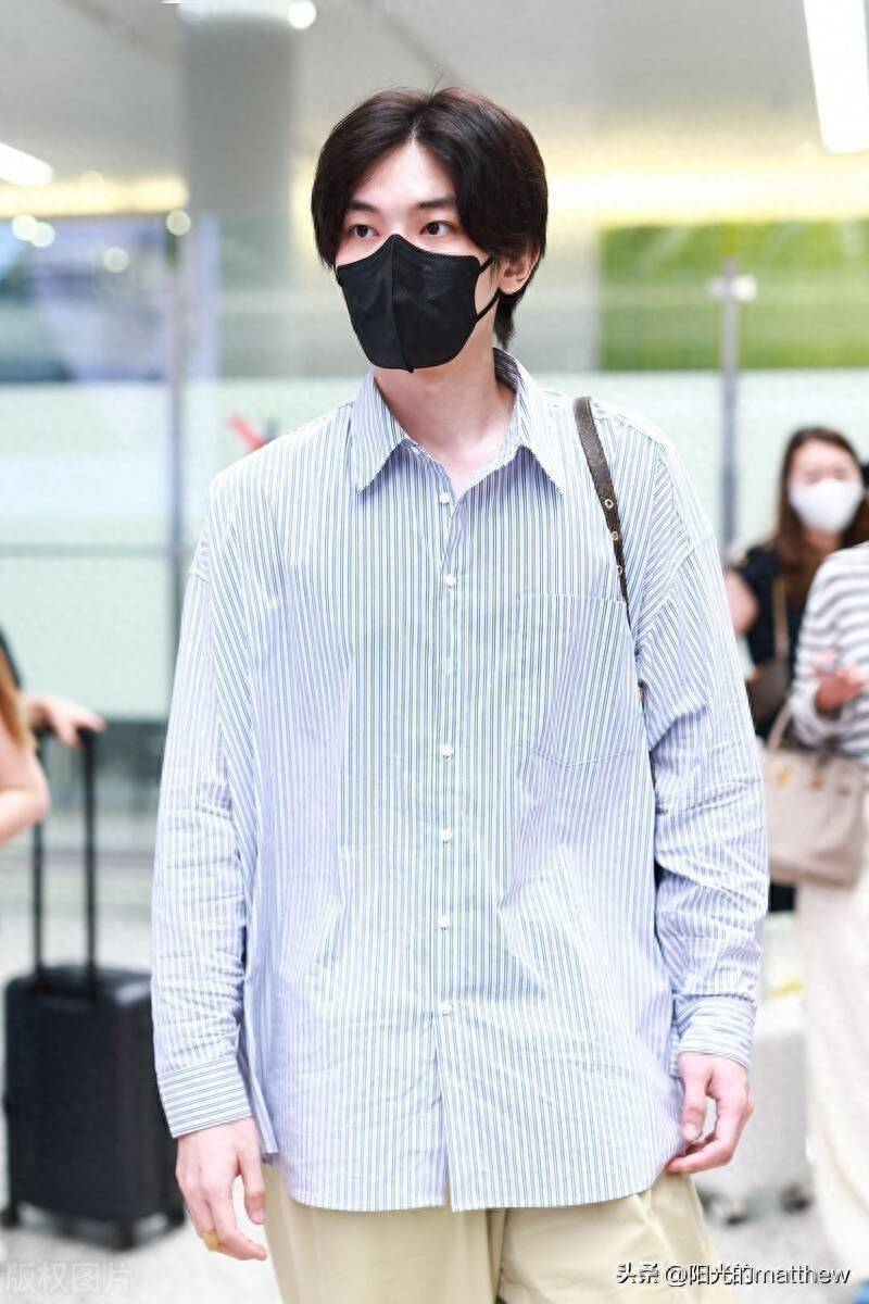 王瑞昌现身上海机场,身着条纹衬衫阔腿裤休闲帅气