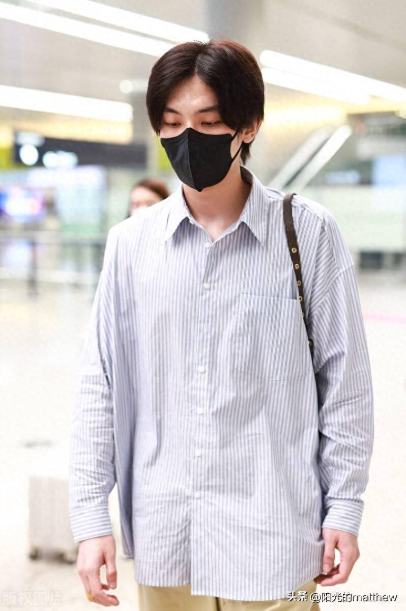 王瑞昌现身上海机场,身着条纹衬衫阔腿裤休闲帅气