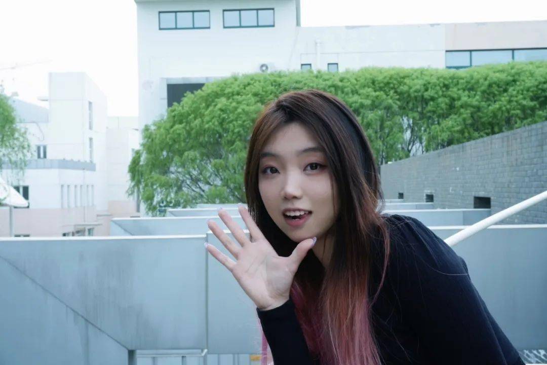 大家好,我是贸经212班陈笑菲,很荣幸能担任贸经231班班助.