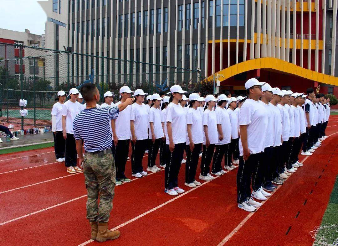 艺校播报丨青岛艺术学校2023年新生军训掠影_青春_阳光_口令