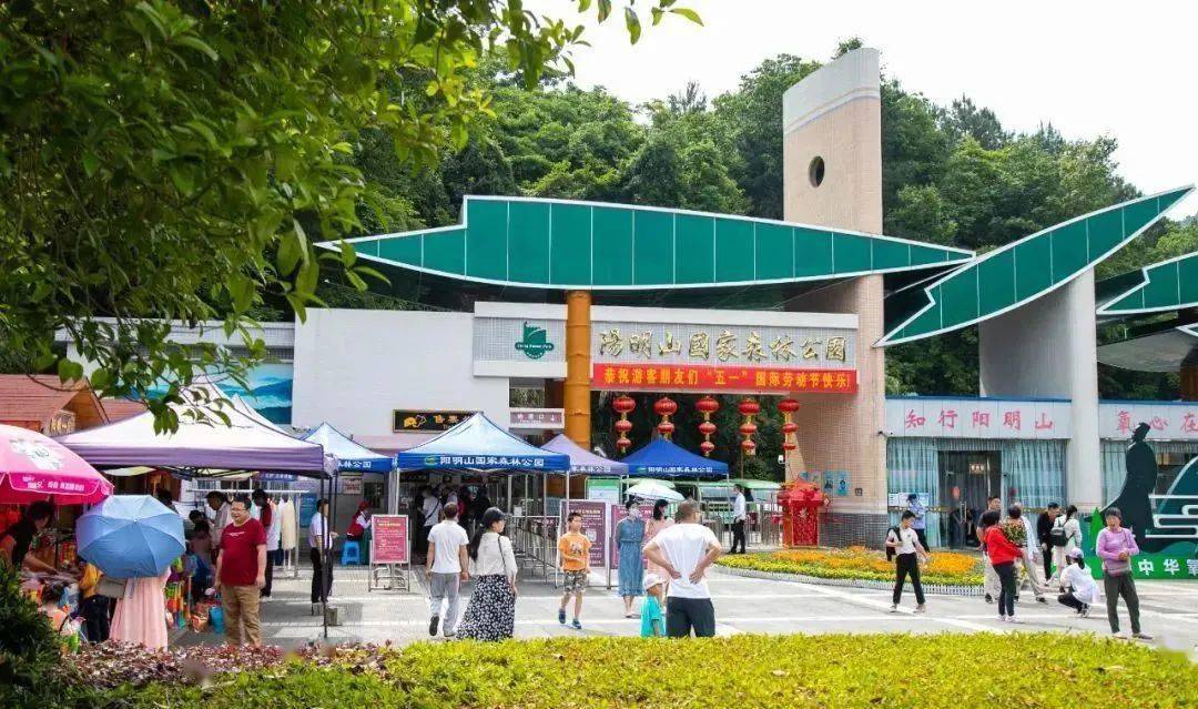 银婚(30年)以上免门票,观光车半价;1.情侣,夫妻(凭结婚证)享景区套票