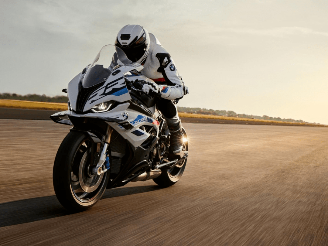 宝马23款s1000rr,m1000r正式上市,新增定风翼加配还降价!