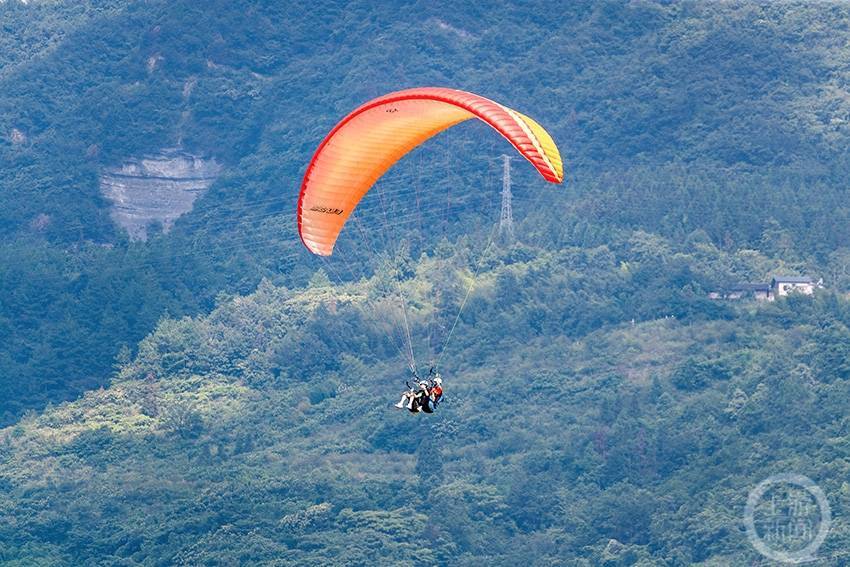 "空中之美" 鸟瞰金佛山_游客_滑翔伞_旅游