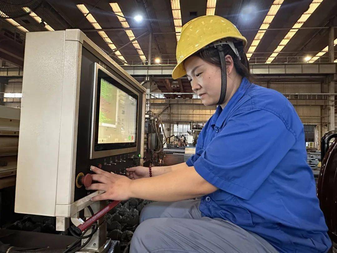 下料车间在烈火灼烧下,温度常常高于室外温度,王锦玲经常汗如雨下