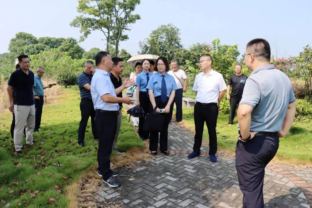 座谈会由华容县人民政府副县长张华主持.