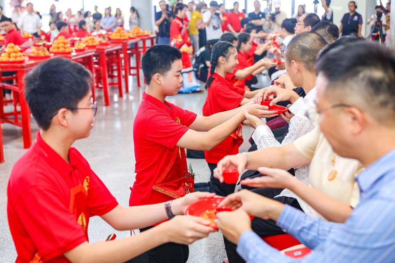 浪漫七夕遇上"潮汕成人礼":汕头非遗民俗"出花园"吸引150多个家庭参与